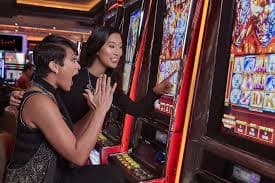 Layar ponsel menampilkan aplikasi seluler bet gede dengan meja live dealer pilihan dan daftar permainan